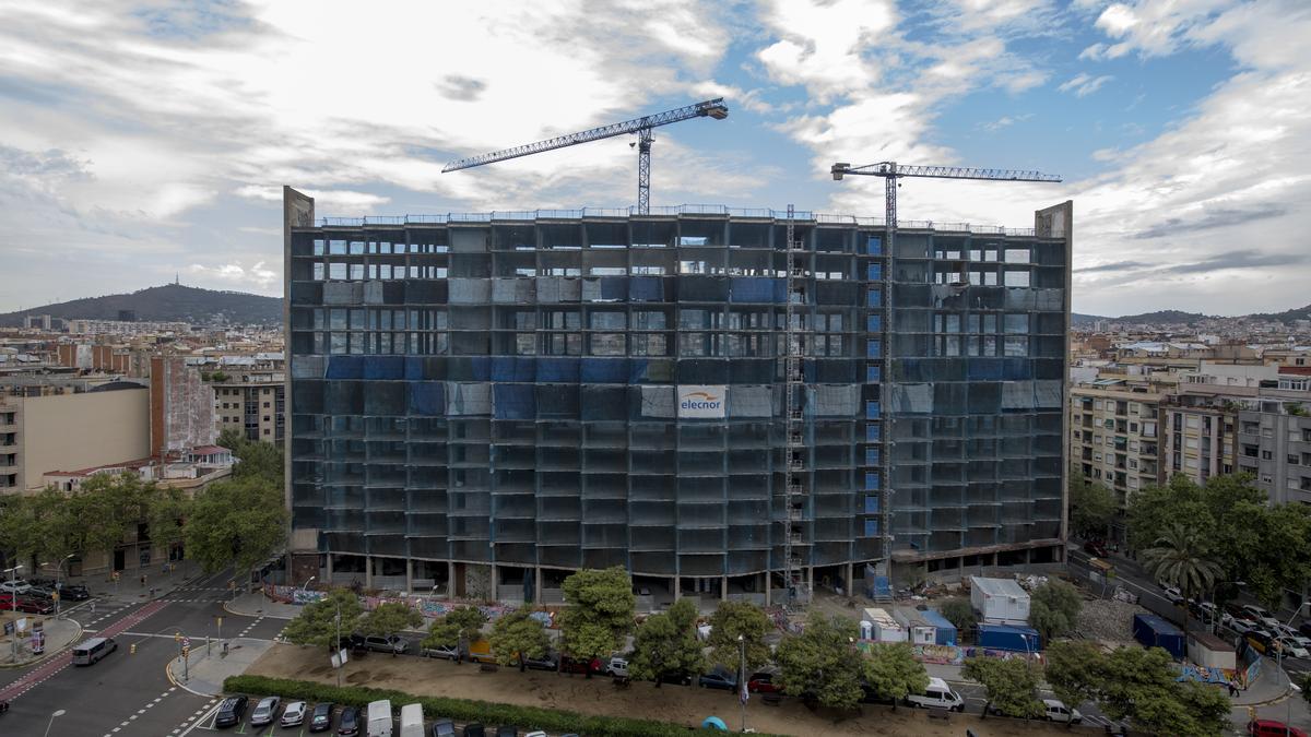 El edificio Estel, antigua sede de Telefónica, ahora en obras, en la avenida de Roma.