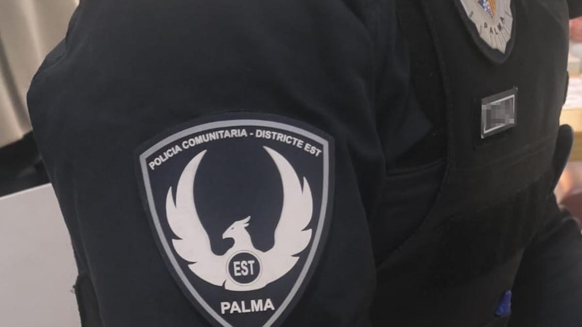 2Un agente de la Policía Comunitaria del Distrito Este de Palma.