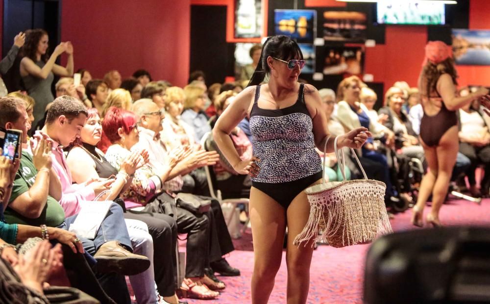 Lleno en el desfile benéfico en beneficio de las mujeres con cáncer de mama