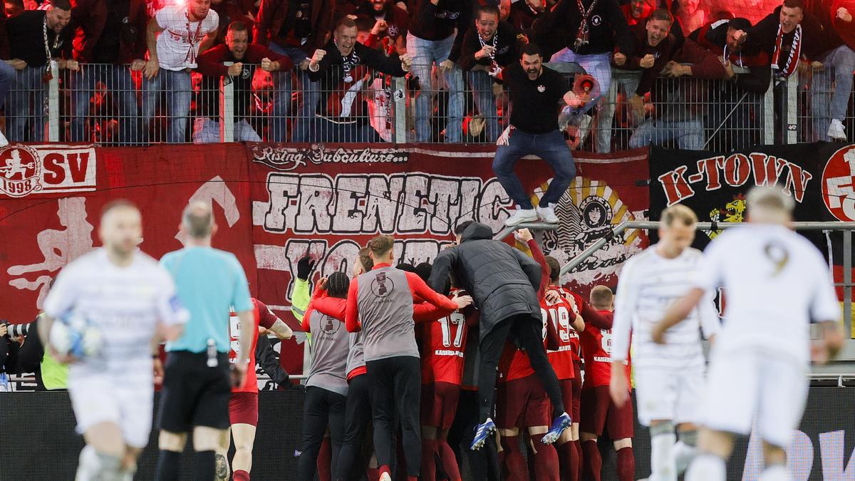 Los jugadores del Kaiserslautern celebran el gol de Ritter