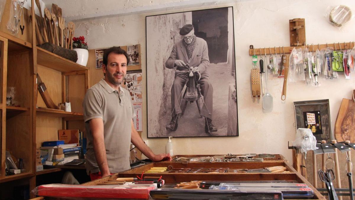Schon der Urgroßvater Josep Ordinas (Foto an der Wand) fertigte und schliff Messer in Sineu: Josep Tugores Ordinas im Geschäft Ganivets Ca’n Ordinas.