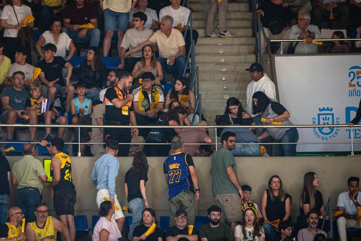 El susto en la grada en la recta final de partido.