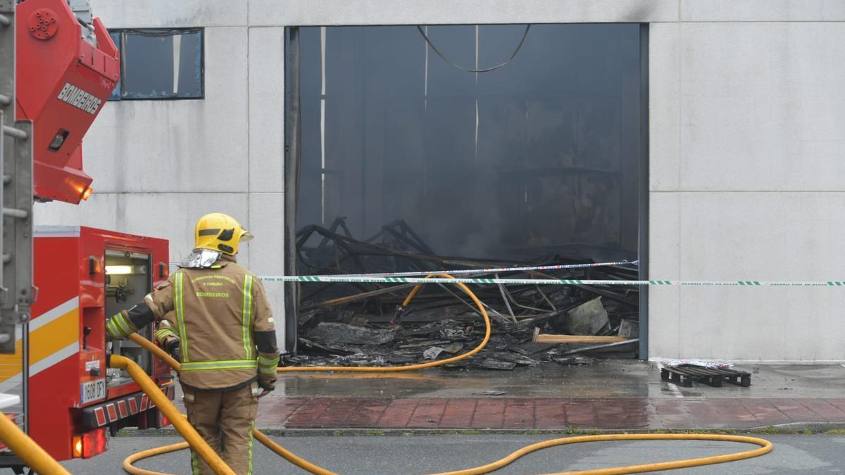 Así ha quedado la nave de Trison en Espíritu Santo tras el incendio de esta madrugada