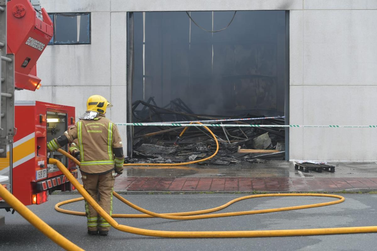 Un incendio destroza la nave de Trison en el polígono de Espíritu Santo