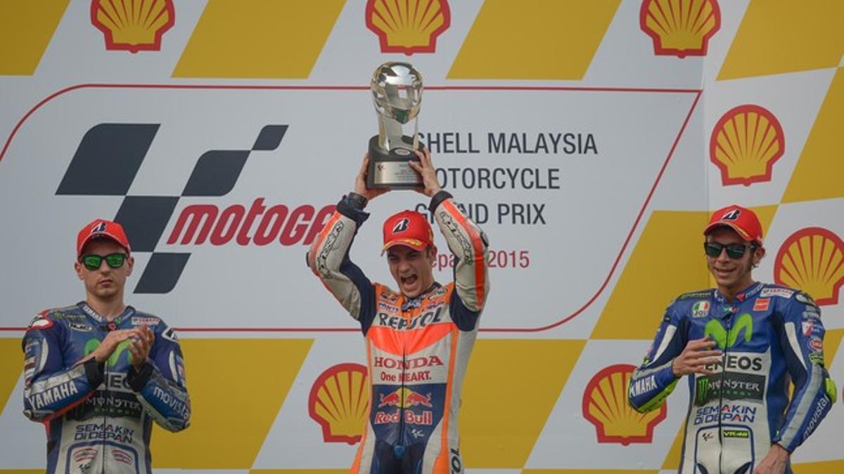 Pedrosa celebra su victoria en el GP de Malasia, en la que Lorenzo ha acabado segundo, y Rossi, tercero