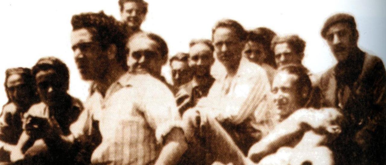Florencio Delgado Gurriarán a bordo do Ipanema con Roxelio Rodríguez de Bretaña, Andrés Valín, Carlos Tomé, Johán López Durá, Serafín Ferro ou o mencionado Elixio Rodríguez.