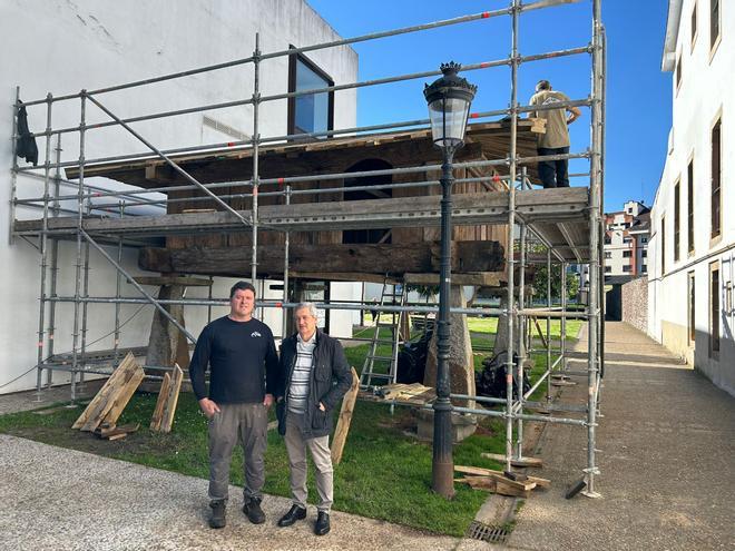 Instalación en Villaviciosa de un hórreo centenario restaurado