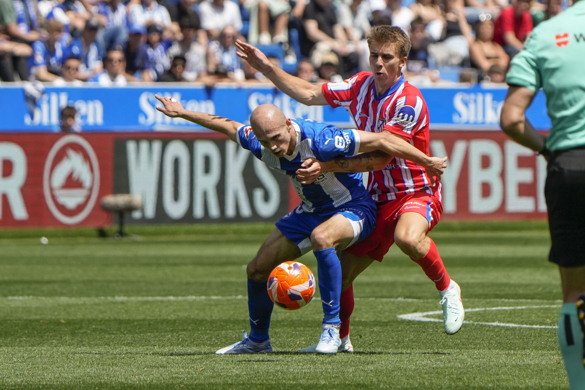 VITORIA-GASTEIZ, 03/05/2025.- Pablo Barrios (d), del Atlético de Madrid, lucha por el balón con Antonio Blanco, del Deportivo Alavés, durante el partido de LaLiga que enfrentó a sus equipos este sábado en el estadio de Mendízorrotza en Vitoria-Gasteiz.   EFE/ Adrián Ruiz Hierro