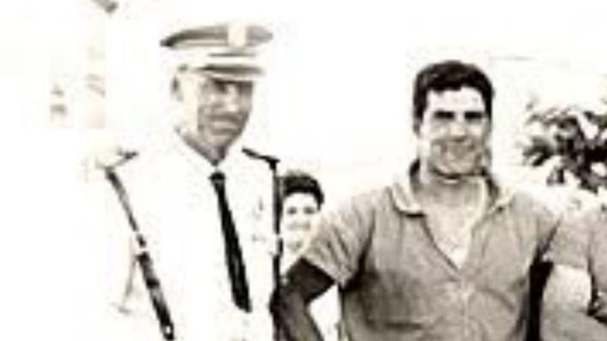 José Santana, ‘Pepe el Cabo’, junto a José Déniz Quintino, en los años 60. | LP/DLP