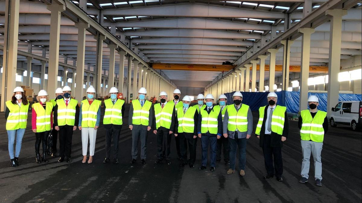 Foto de familia en la planta de Villabrázaro.