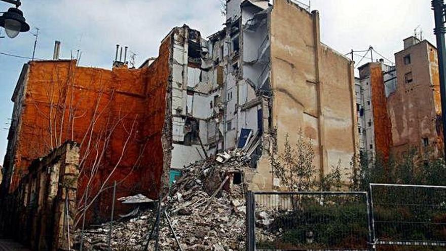 L&#039;edifici enderrocat d&#039;Alcoi, on els bombers van trobar una víctima mortal.