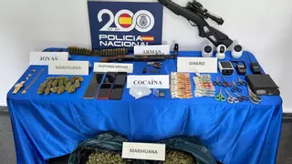 Cae un punto de cultivo y distribución de marihuana en Monforte con armas, cámaras y un mochuelo enjaulado