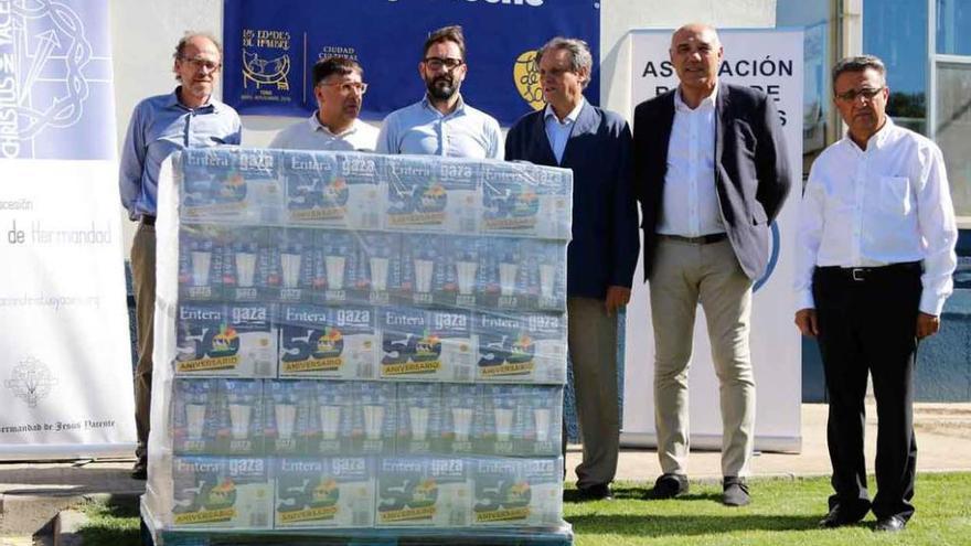 Representantes de Gaza, la Fundación Christus Yacens y Banco de Alimentos, en la entrega.