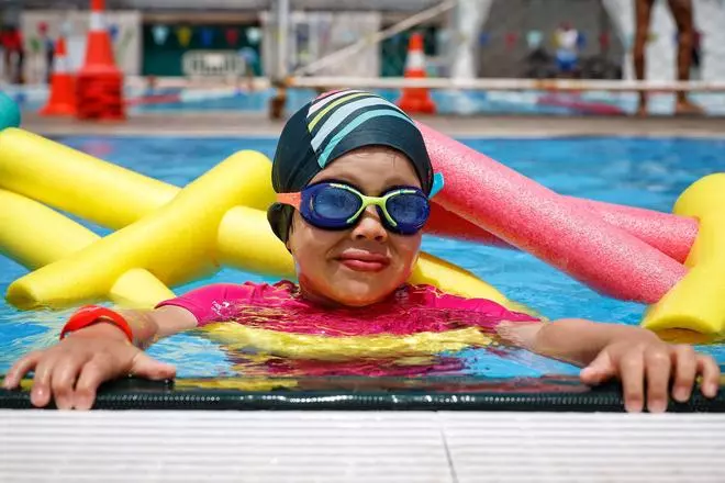 Visita a los cursillos de natación en la piscina Acidalio Lorenzo