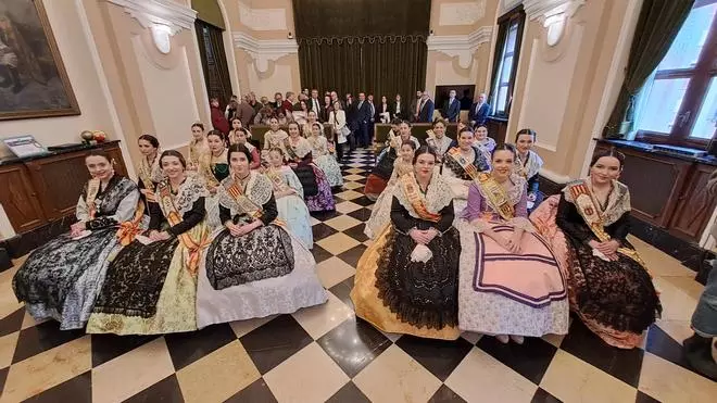 Galería de imágenes: Recepción de las reinas de los pueblos en el Ayuntamiento de Castelló