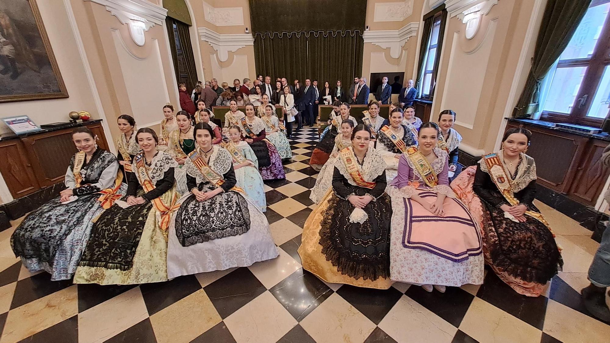 Galería de imágenes: Recepción de las reinas de los pueblos en el Ayuntamiento de Castelló