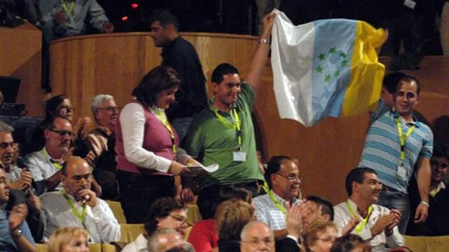 Bandera de las siete estrellas verdes en un acto de CC. i LP/DLP