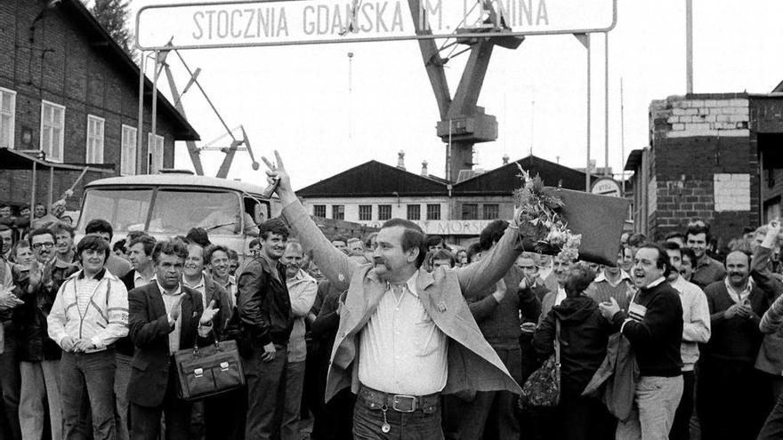 Walesa, durante una movilización en los astilleros de Gdansk. // AP