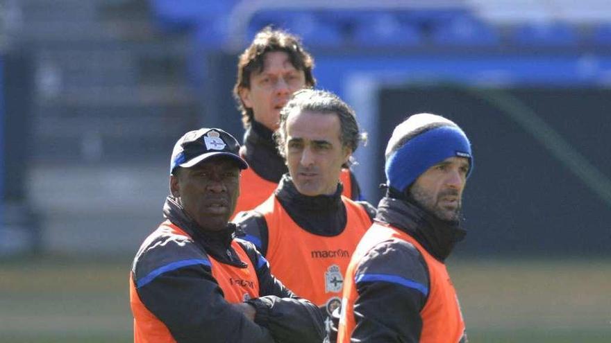 Seedorf, junto a sus ayudantes, ayer en Riazor.