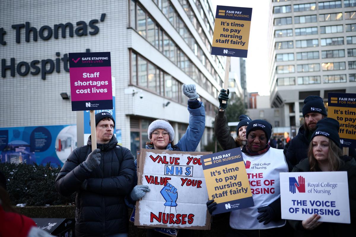 Protesta de enfermeras del sistema de salud público del Reino Unido (NHS, por sus siglas en inglés), frente al Hospital St. Thomas de Londres. Reclaman recibir un salario digno acorde con el trabajo que realizan.