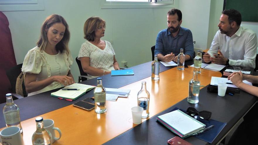 De izquierda a derecha, Guacimara Medina, Encarna Galván, Juan Márquez y Rubén Pérez, en la reunión.