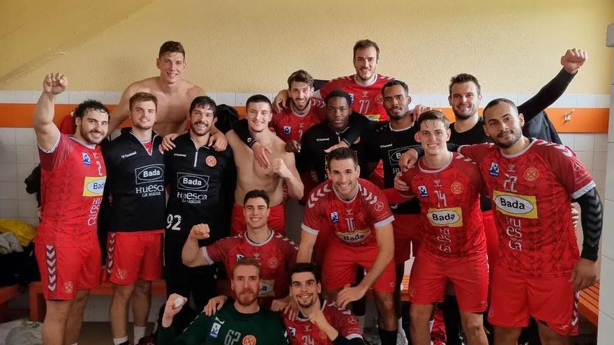 Los jugadores del Bada Huesca celebran la importante victoria en la pista del Cisne.