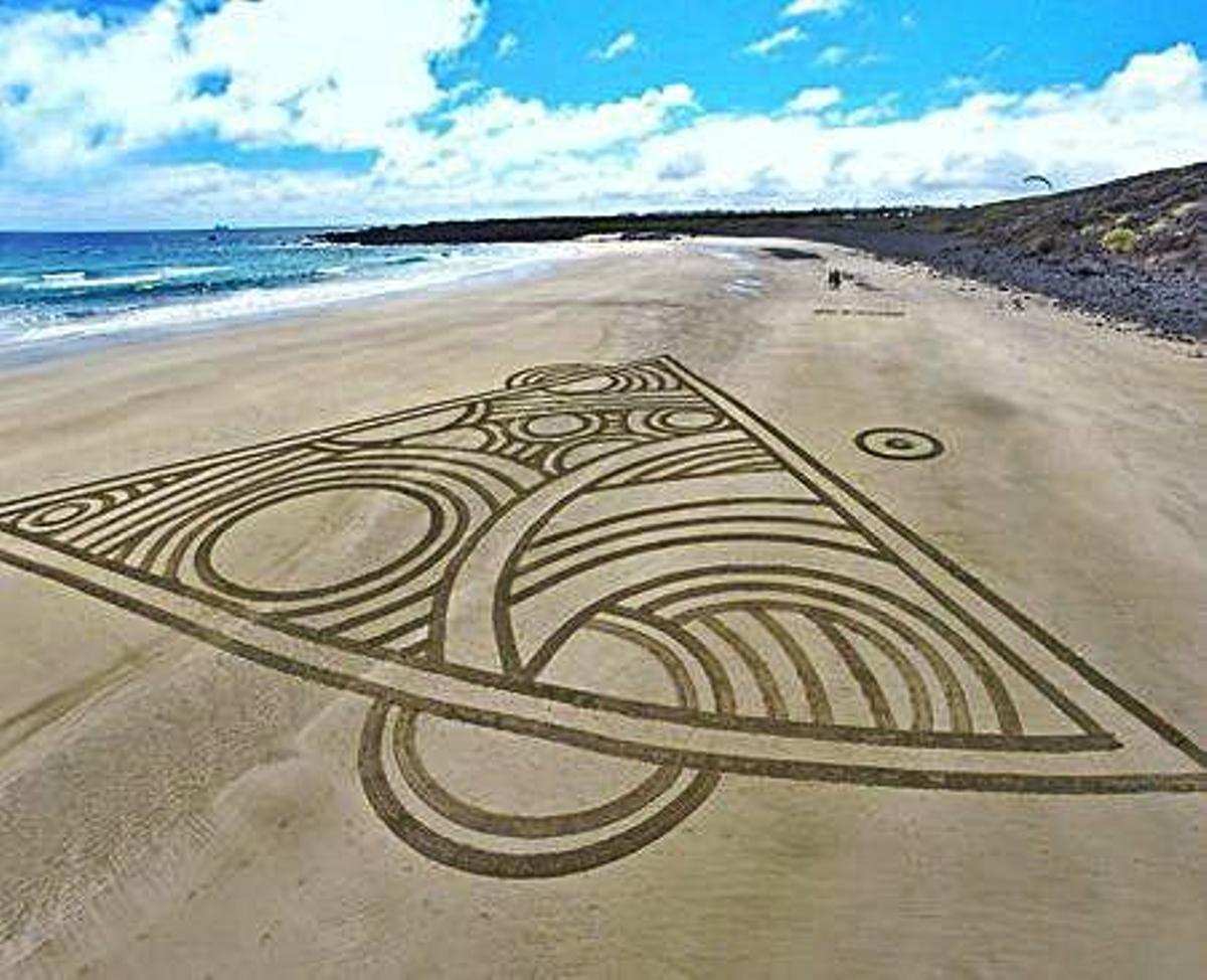 Las playas como lienzo del arte efímero de Simon Turner