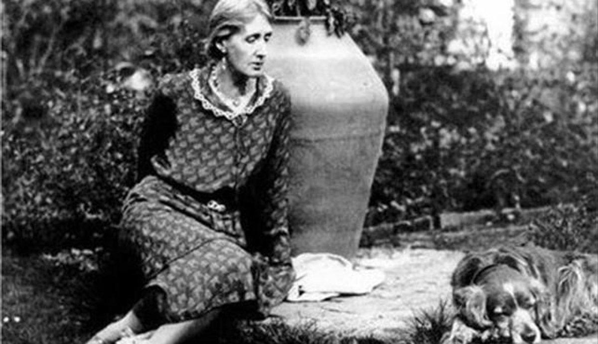 Virginia Woolf junto a su perra cocker spaniel Pinka.