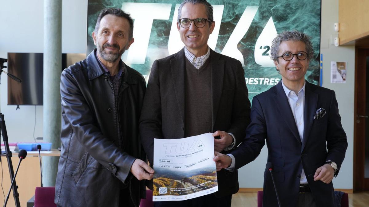 José Luis González entre Joao Carlos, de Portugal NTN y Antonio Luis Marques, del Parque Natural del Tua. | JOSE LUIS FERNÁNDEZ