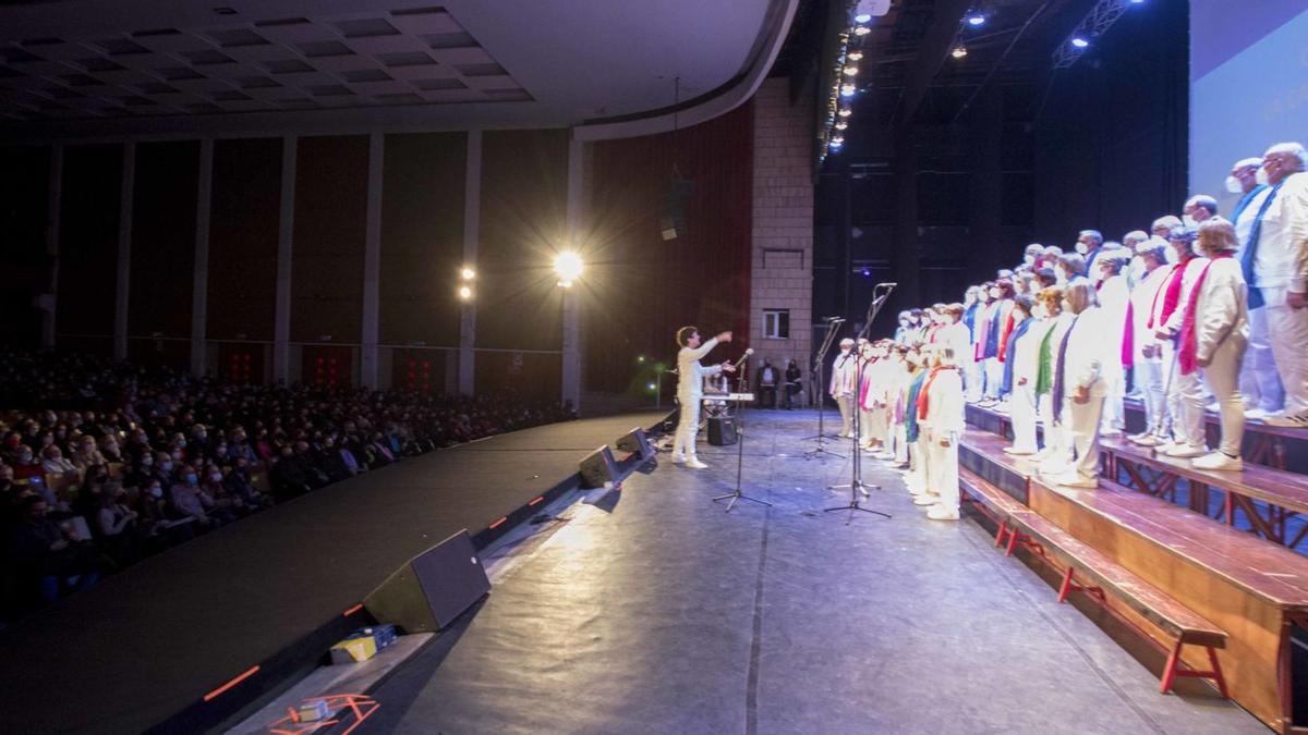 El Cor la Cañada, durante su actuación en el concierto benéfico de ayer en las Escuelas San José. | FERNANDO BUSTAMANTE