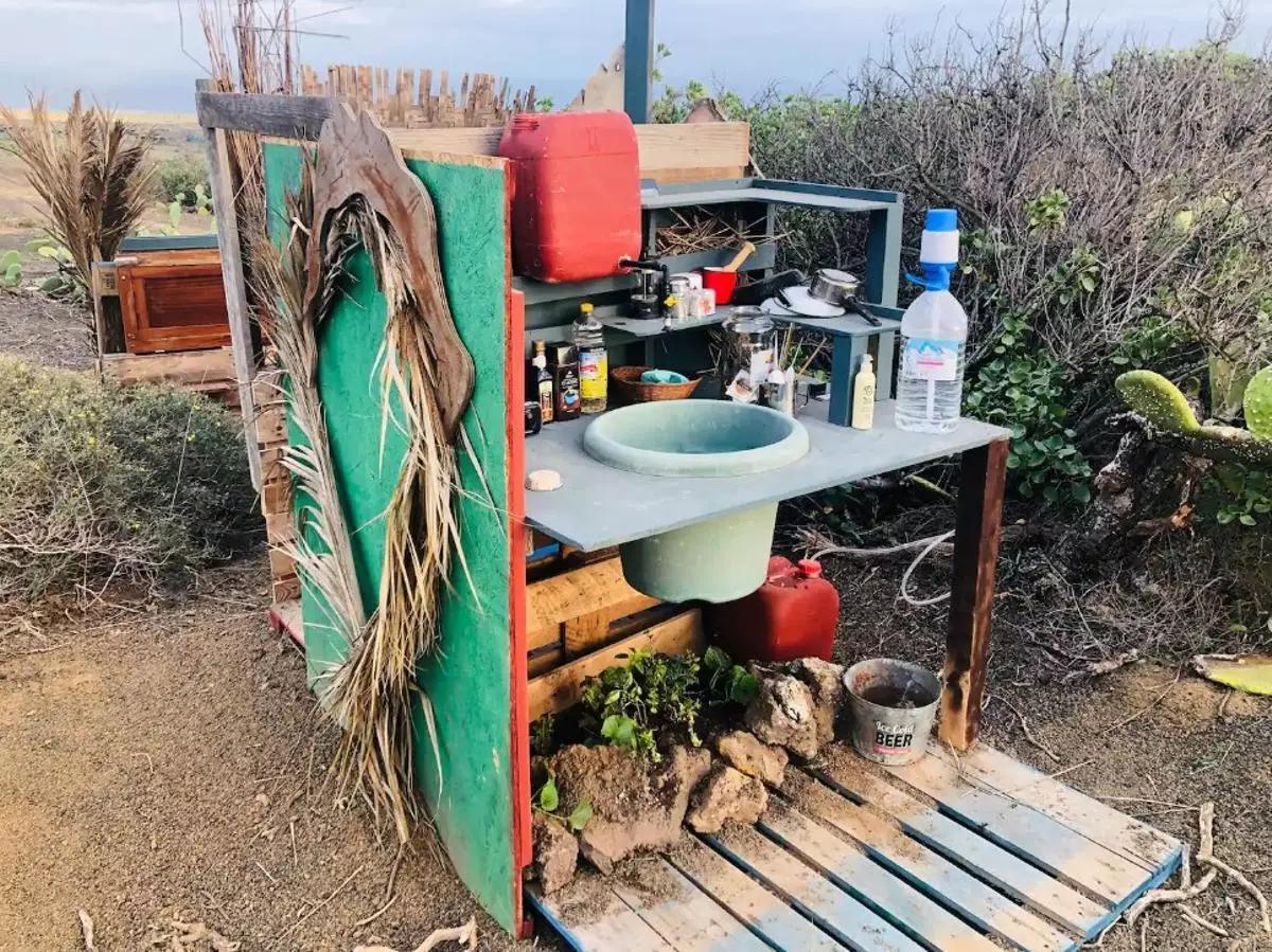 El &quot;fregadero&quot; de una tienda de campaña junto al volcán de La Corona en Lanzarote