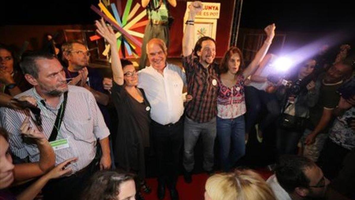 El líder de Podemos, Pablo Iglesias, junto al candidato de Catalunya Sí que es Pot, Lluís Rabell, este miércoles por la noche en Rubí.