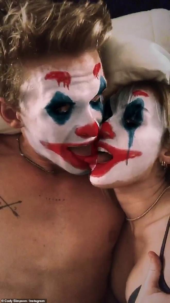 Cody Simpson y Miley Cyrus con filtro de 'El Joker'