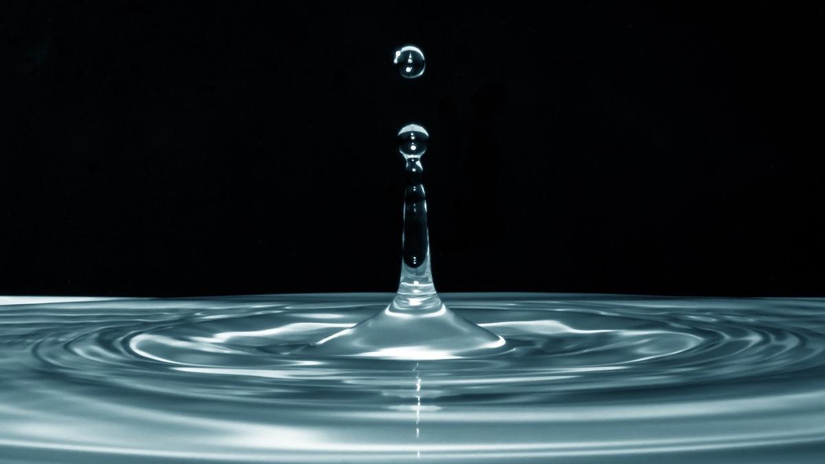 La humedad del agua es un ejemplo de sistema emergente: esta propiedad solo surge ante un gran número de elementos que interactúan entre sí, ya que una molécula de agua en forma individual no presenta esta característica.