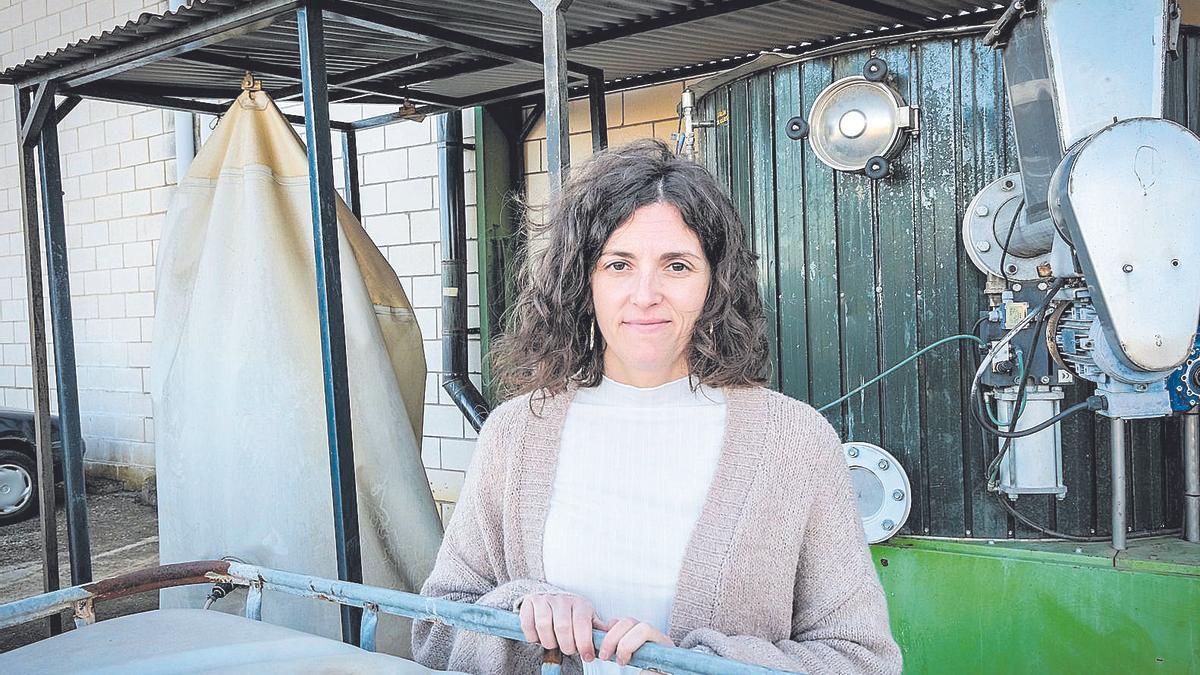 Ana Parralejo, delante del prototipo de producción de biogás con restos de purín de cerdo y deshechos agrícolas, en la finca La Orden.