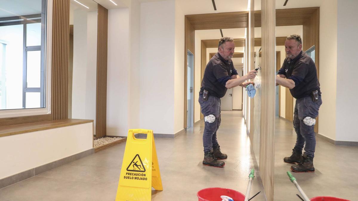 Labores de limpieza en el portal de una comunidad de Oviedo