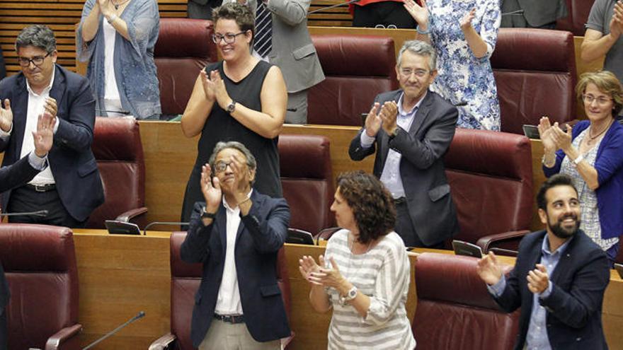 El president de la Generalitat, el socialista Ximo Puig, recibe el aplauso de los diputados de su grupo en Les Corts tras su elección esta tarde por mayoría absoluta