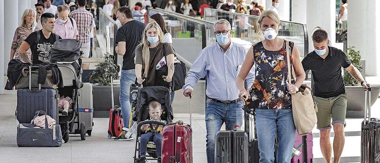 Imagen de los primeros turistas llegados al aeropuerto de Palma después de que se levantara el estado de alarma.