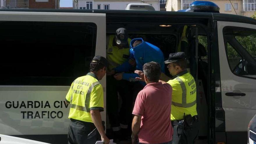 El conductor, a su llegada al juzgado de Verín en calidad de detenido. // Enzo Sarmiento