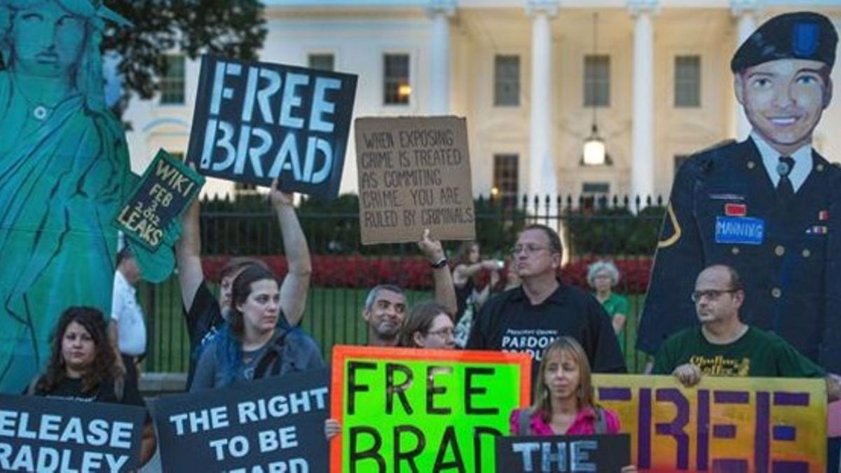 Partidarios de Manning se manifiestan en su favor frente a la Casa Blanca, en Washington, este miércoles.