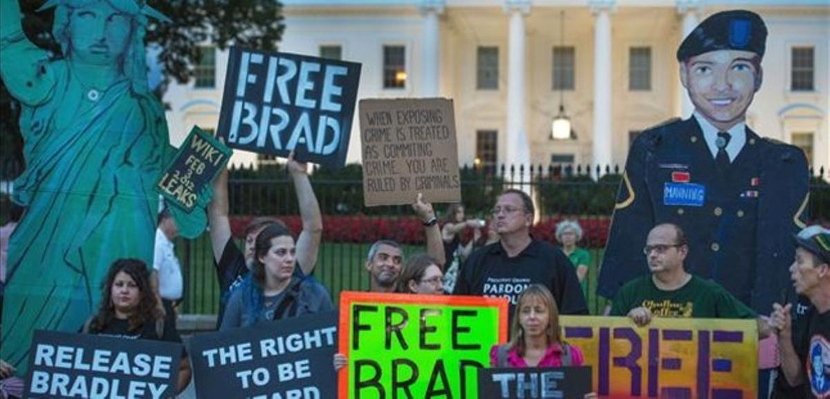 Partidaris de Manning es manifesten a favor seu davant la Casa Blanca, a Washington, aquest dimecres.