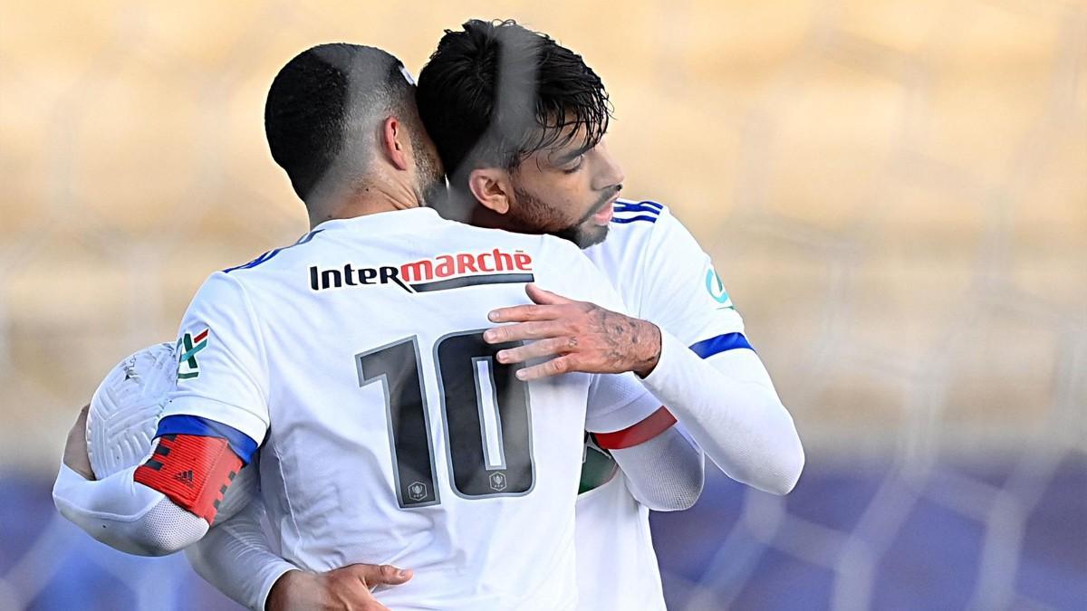 Depay y Paquetá celebrando el primer gol