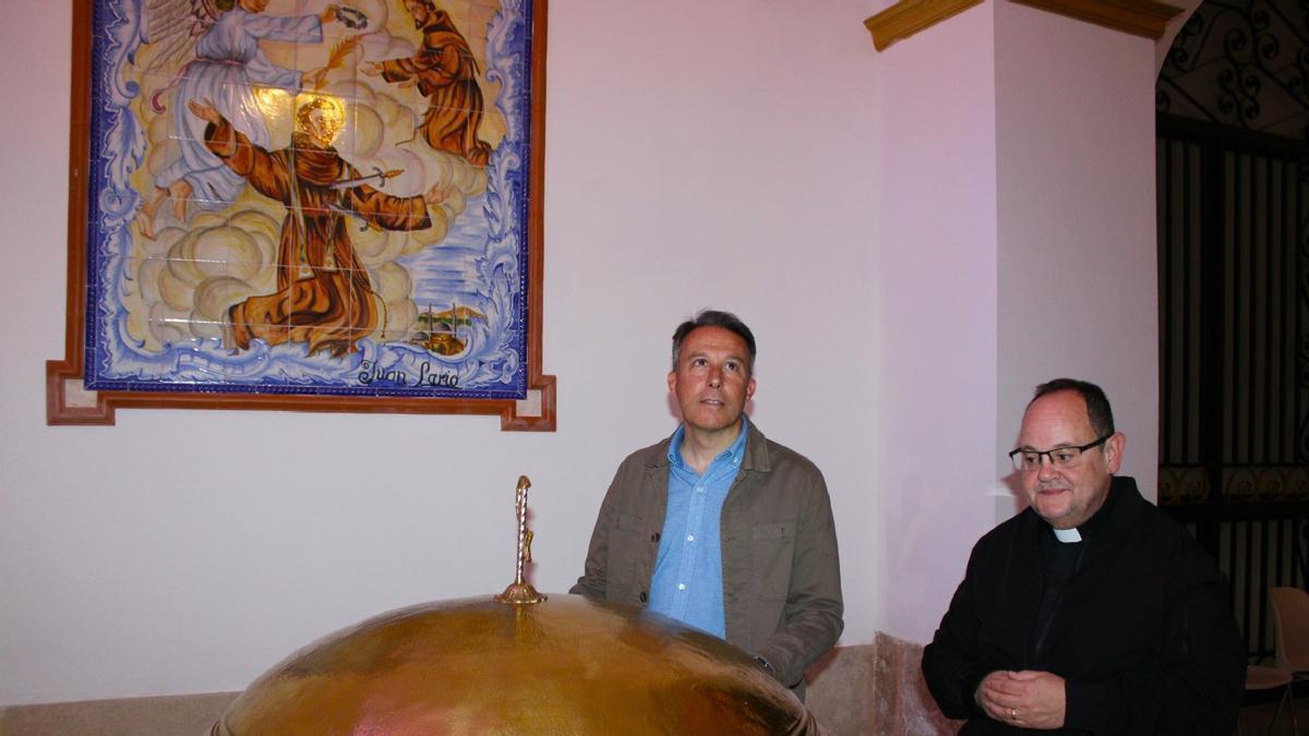 El sacerdote Régulo Ginés Cayuela junto al alcalde de Lorca, Fulgencio Gil
