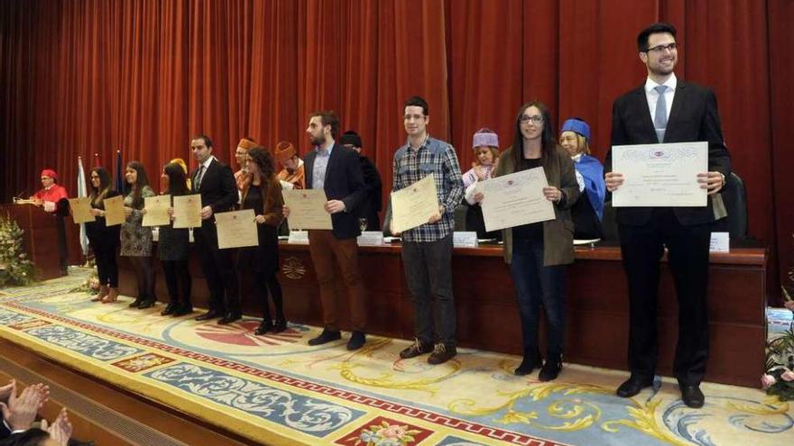 Alumnos galardonados por la Universidad, en el acto celebrado en el Paraninfo.