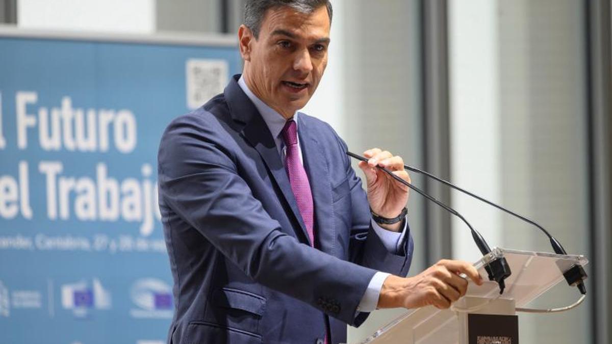 El presidente del Gobierno, Pedro Sánchez, en la inauguración de la jornada 'Diálogos sobre el futuro del trabajo', este 27 de septiembre de 2021 en Santander.