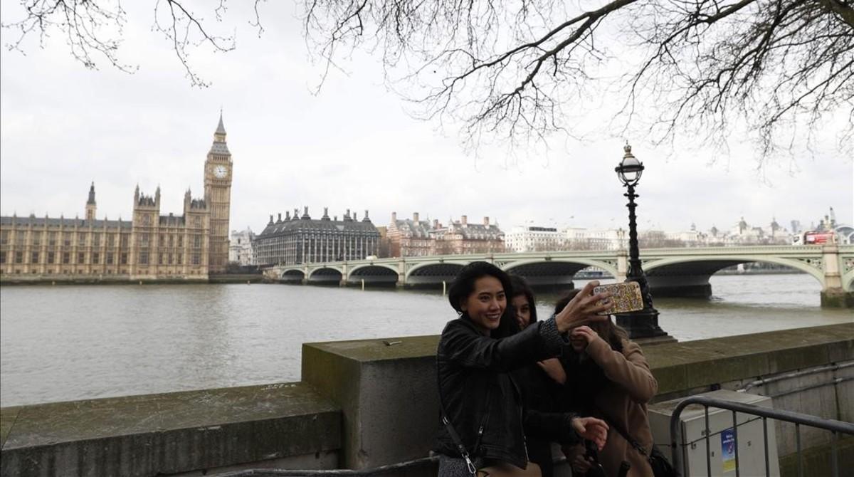 undefined37783809 tourists take a selfie photograph opposite the houses of par170323134331