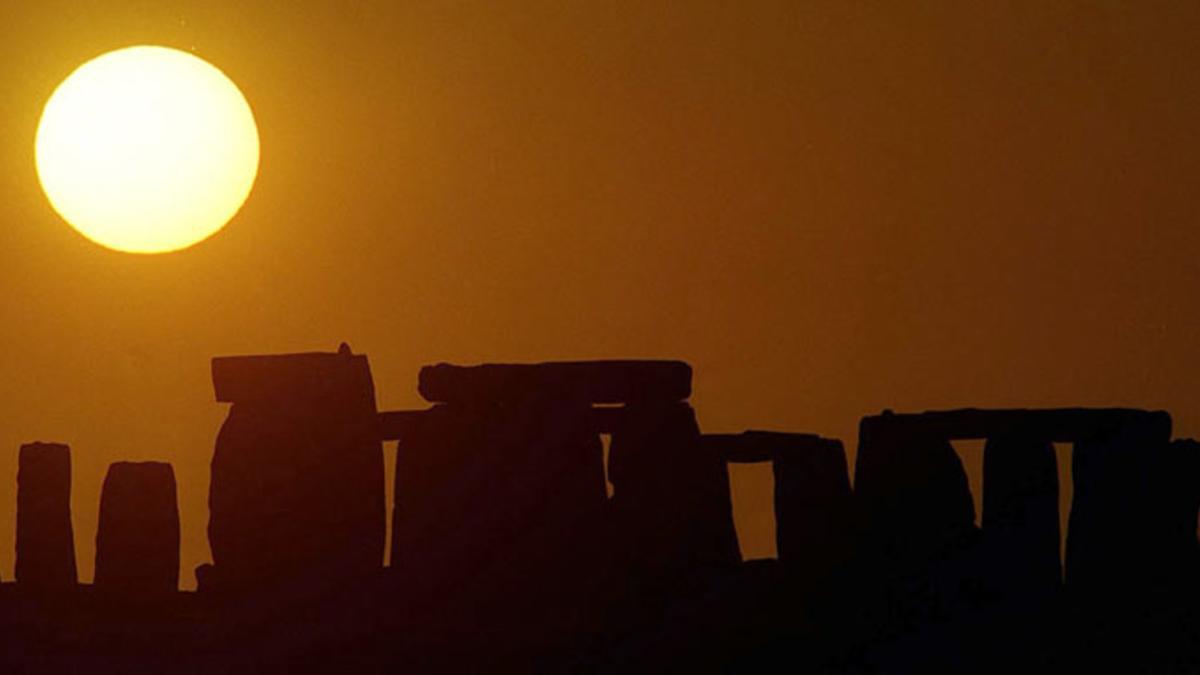 El Sol, sobre el monumento megalítico de Stonehenge (Reino Unido)