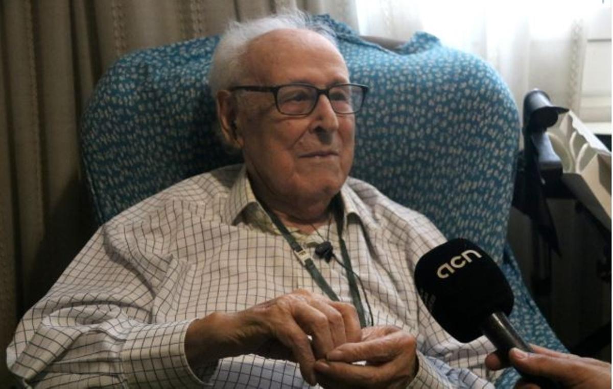 L'home més vell de Catalunya, Joan Escudé, durant una entrevista amb l'ACN