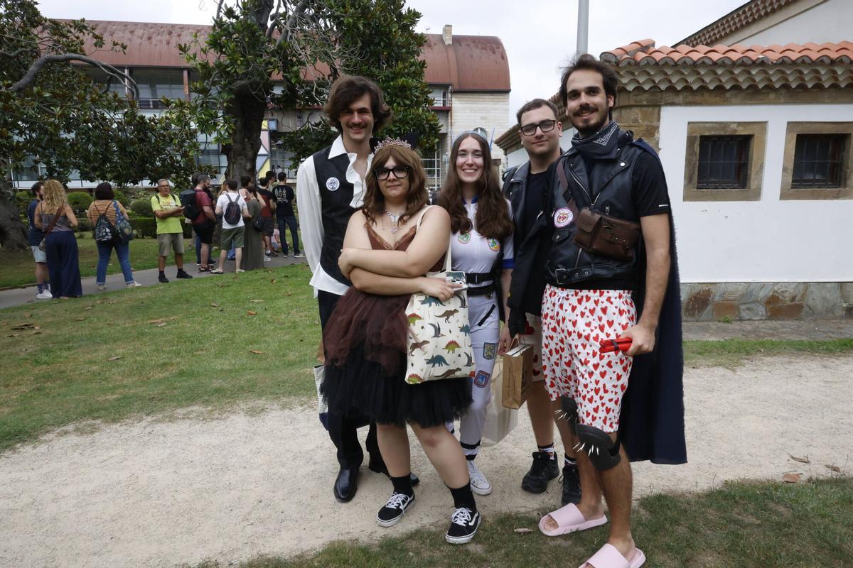 Celsius Avilés. Jaime Cereijo, Aida Bernárdez, Elvira Fernández, David Tapia y Antonio Caride, aficionados de Vigo