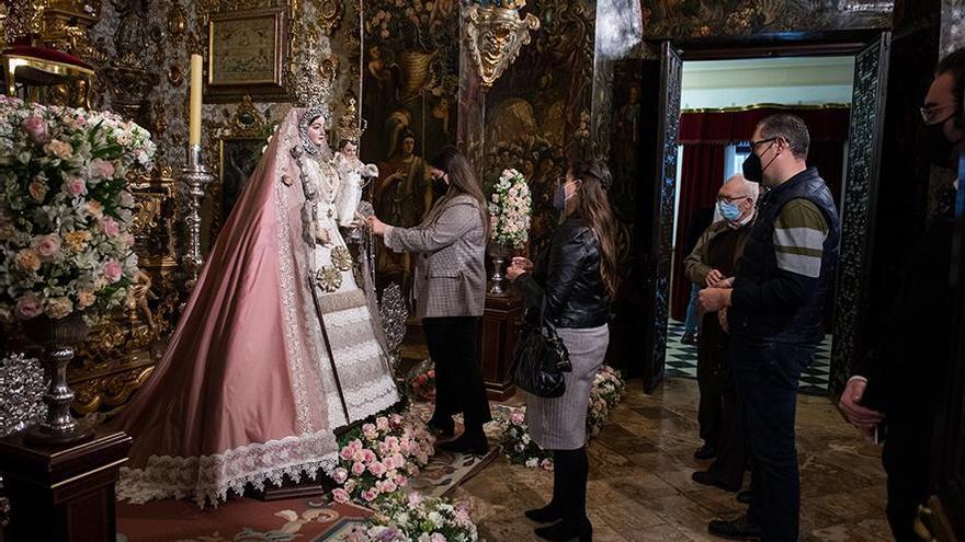 Devotos visitando a la Virgen de Araceli.